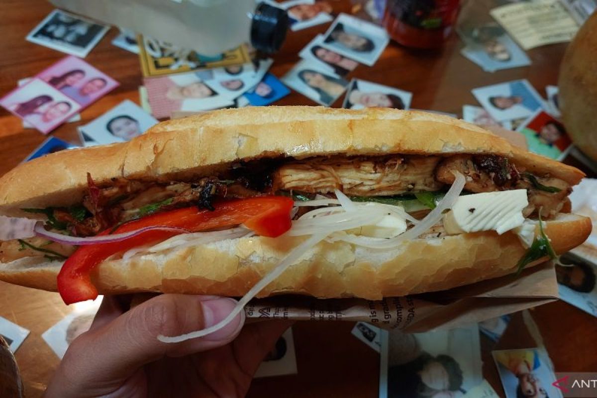 Menikmati panganan banh mi di Vietnam