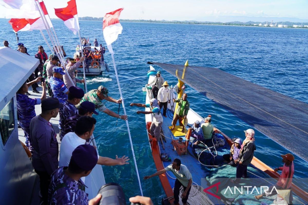 Danrem Lilawangsa bagikan 720 bendera untuk nelayan di Lhokseumawe