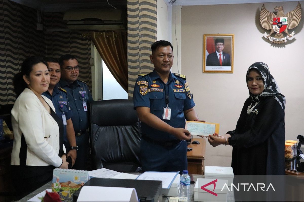 KBRI Singapura Serahkan Asuransi Pelaut Indonesia Yang Meninggal Diatas Kapal Di Kantor KSOP Kelas II Teluk Bayur