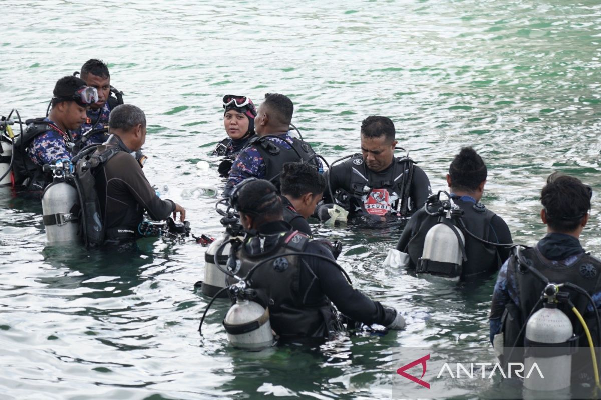 Dinas Kelautan Perikanan Maluku angkut tiga ton sampah dalam Teluk Ambon