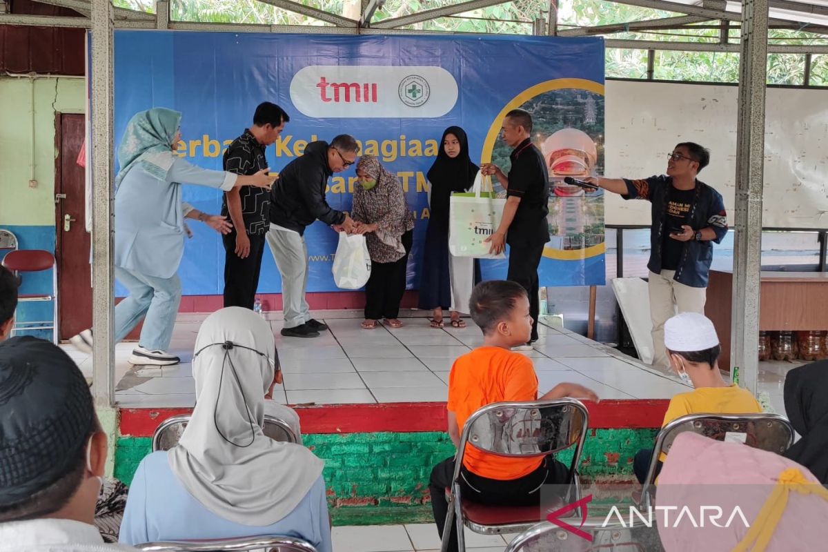 TMII bagikan 200 paket sembako di Jaktim