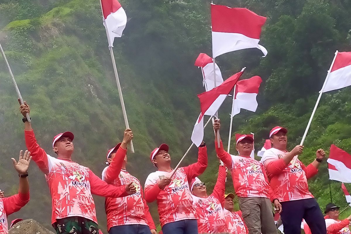 Bupati Asahan  bersama Forkopimdakibarkan bendera Merah Putih di Wisata Air Terjun Ponot