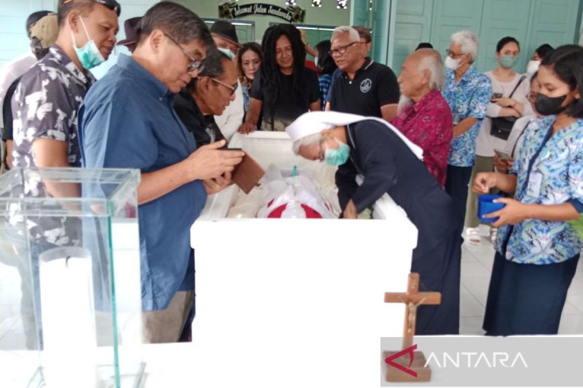Djoko Pekik dimakamkan di Taman Makam Seniman Giri Sapto Bantul, Minggu