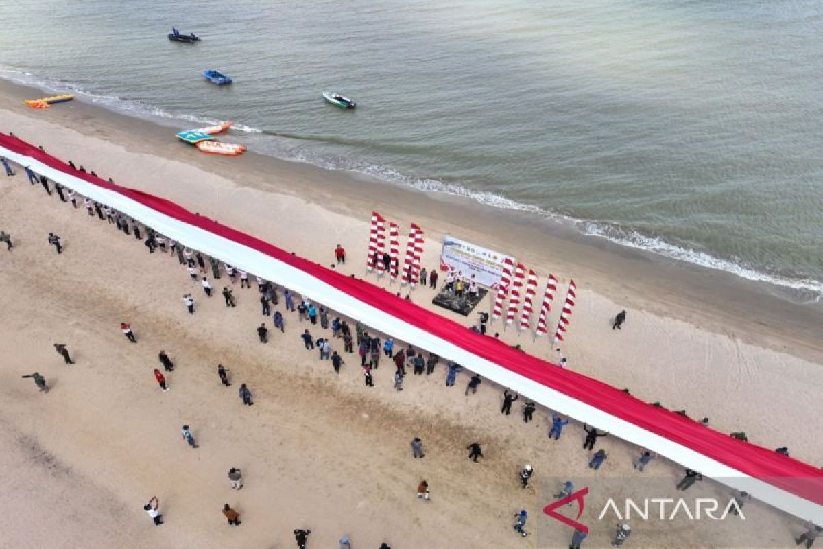 TNI-Polri bentangkan Bendera Merah Putih 250 meter di Pantai Batakan Baru