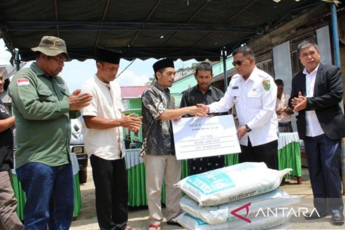 Wakil Bupati Tapsel serahkan ribuan bibit dan pupuk untuk petani kopi