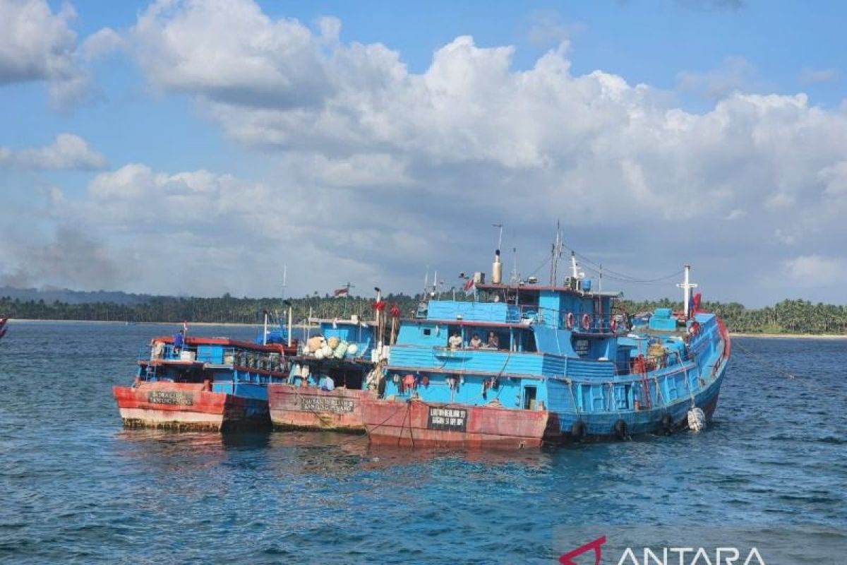 KKP hentikan alih muatan ilegal tiga kapal perikanan