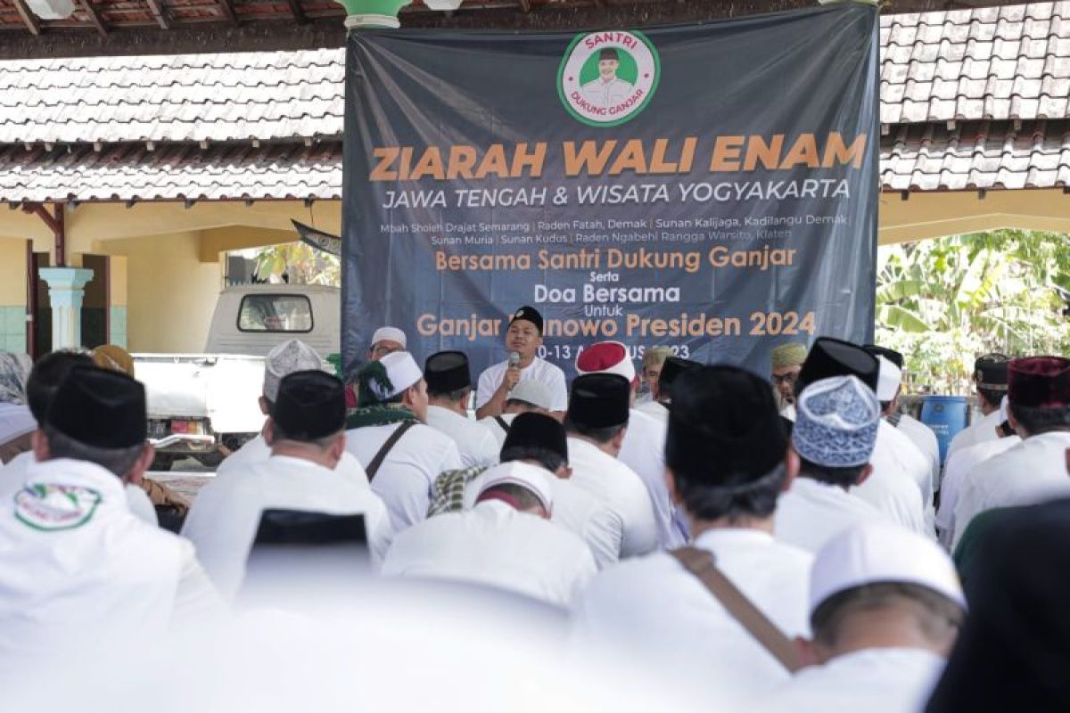 Santri Dukung Ganjar Ziarah Wali Enam hormati jasa-jasa tokoh bangsa