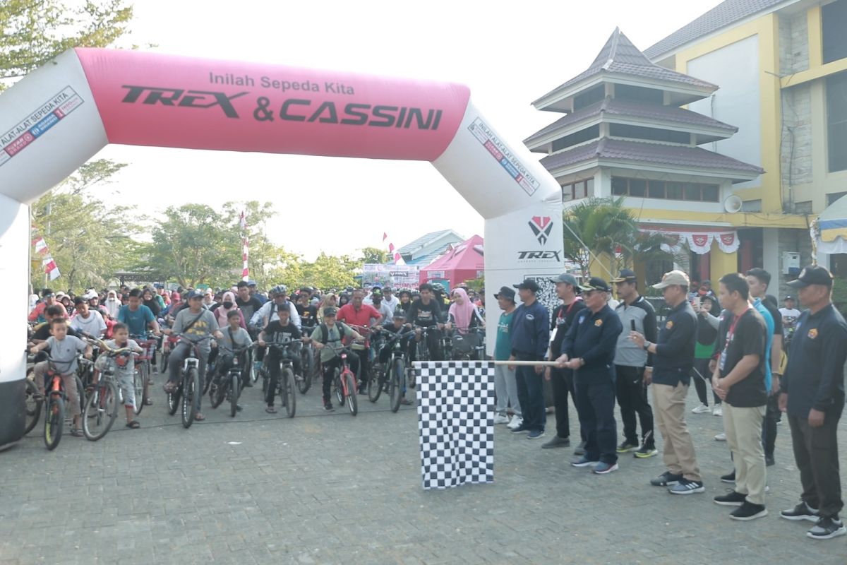 Bupati HSS lepas ratusan peserta Fun Bike Kemerdekaan di Kecamatan Kandangan