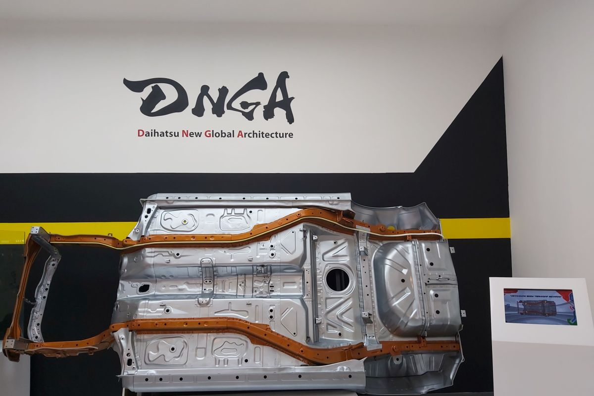 Daihatsu tampilkan teknologi DNGA kepada pengunjung GIIAS