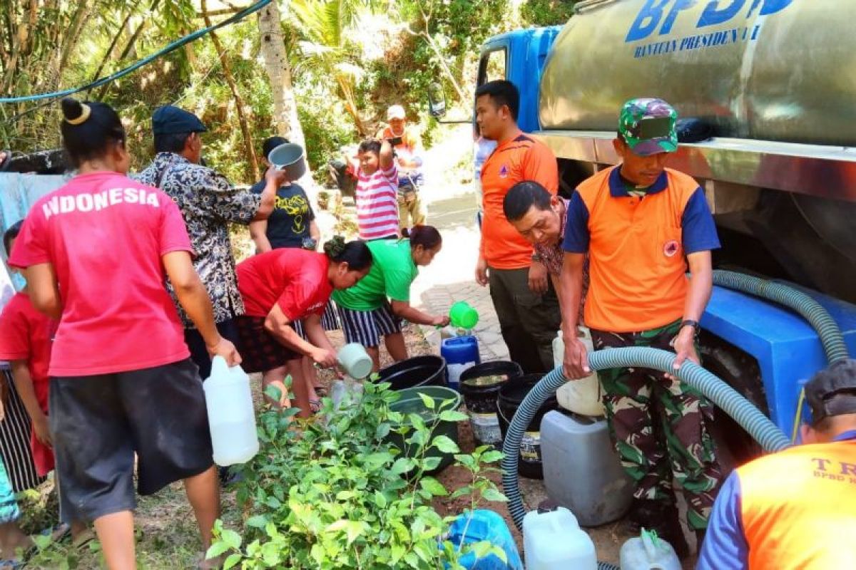 BPBD Trenggalek Salurkan Air Bersih Warga Terdampak Kekeringan - ANTARA ...