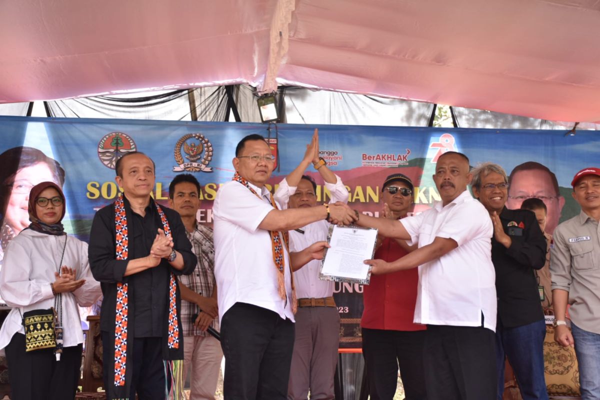 Sudin serahkan surat pelepasan Register 45 kepada warga Sukapura Lampung Barat