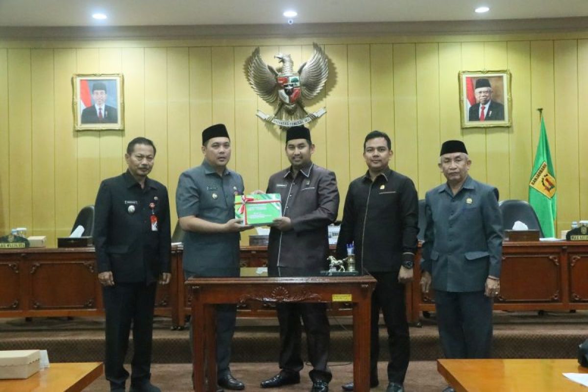 Pimpinan DPRD Banjarbaru dan wali kota tandatangani kesepakatan KUA-PPAS 2024