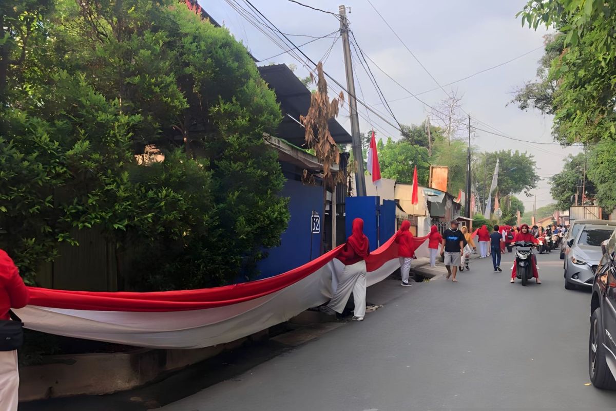 HUT RI, warga bentangkan bendera 78 meter di Kelurahan Duren Sawit