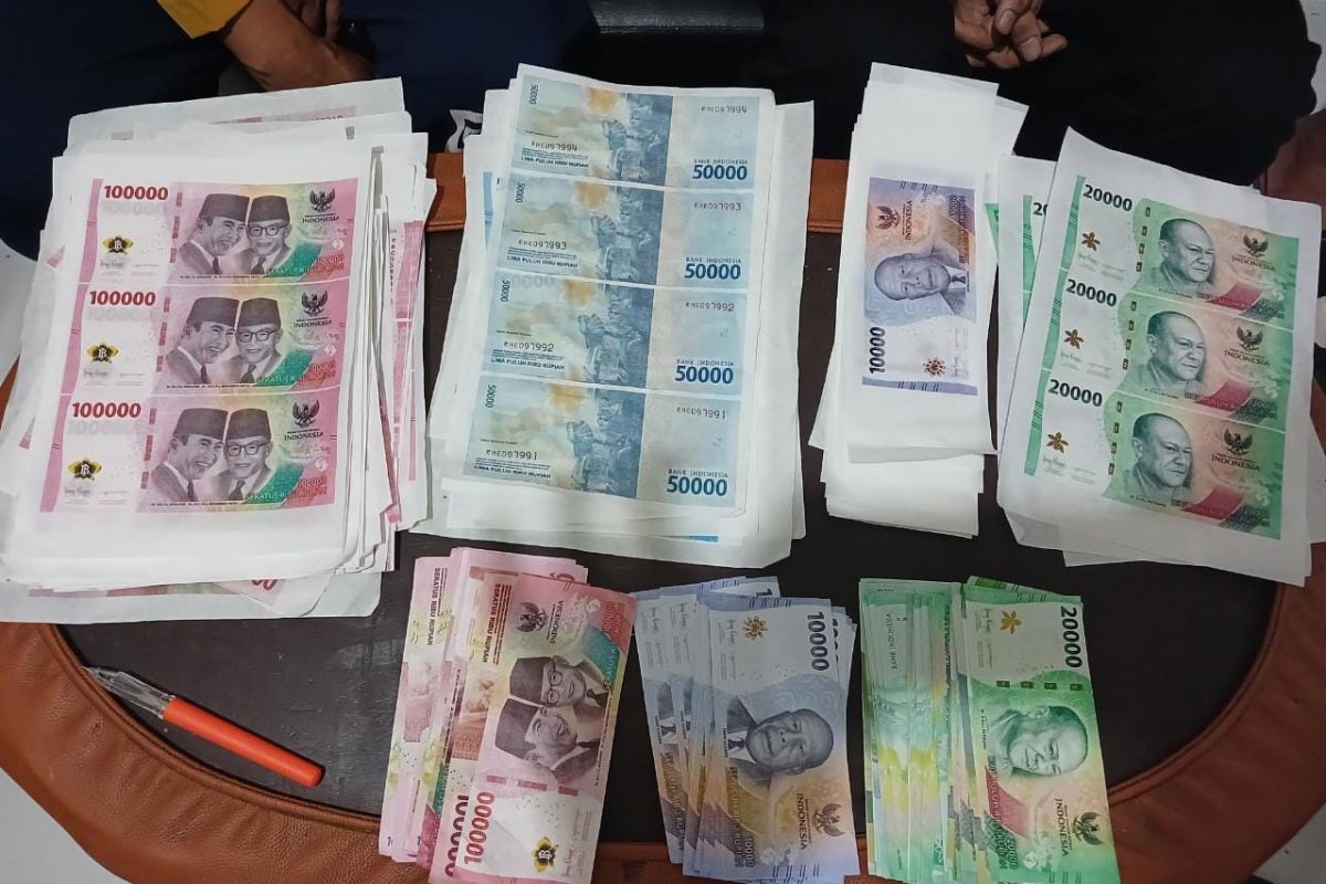 Ibu dan anak ditangkap atas dugaan pembuat uang palsu di Garut
