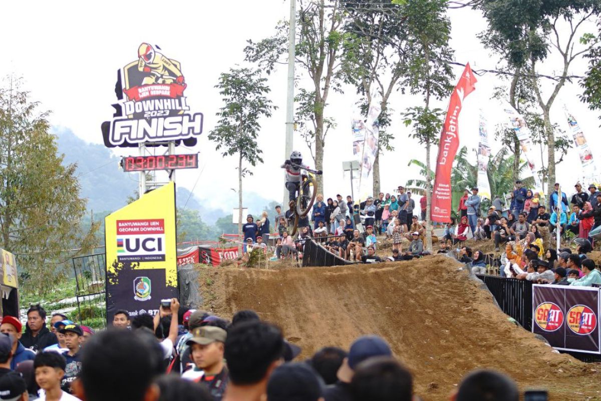 Pahraz dan Rizka tercepat di Banyuwangi Ijen Geopark downhill 2023