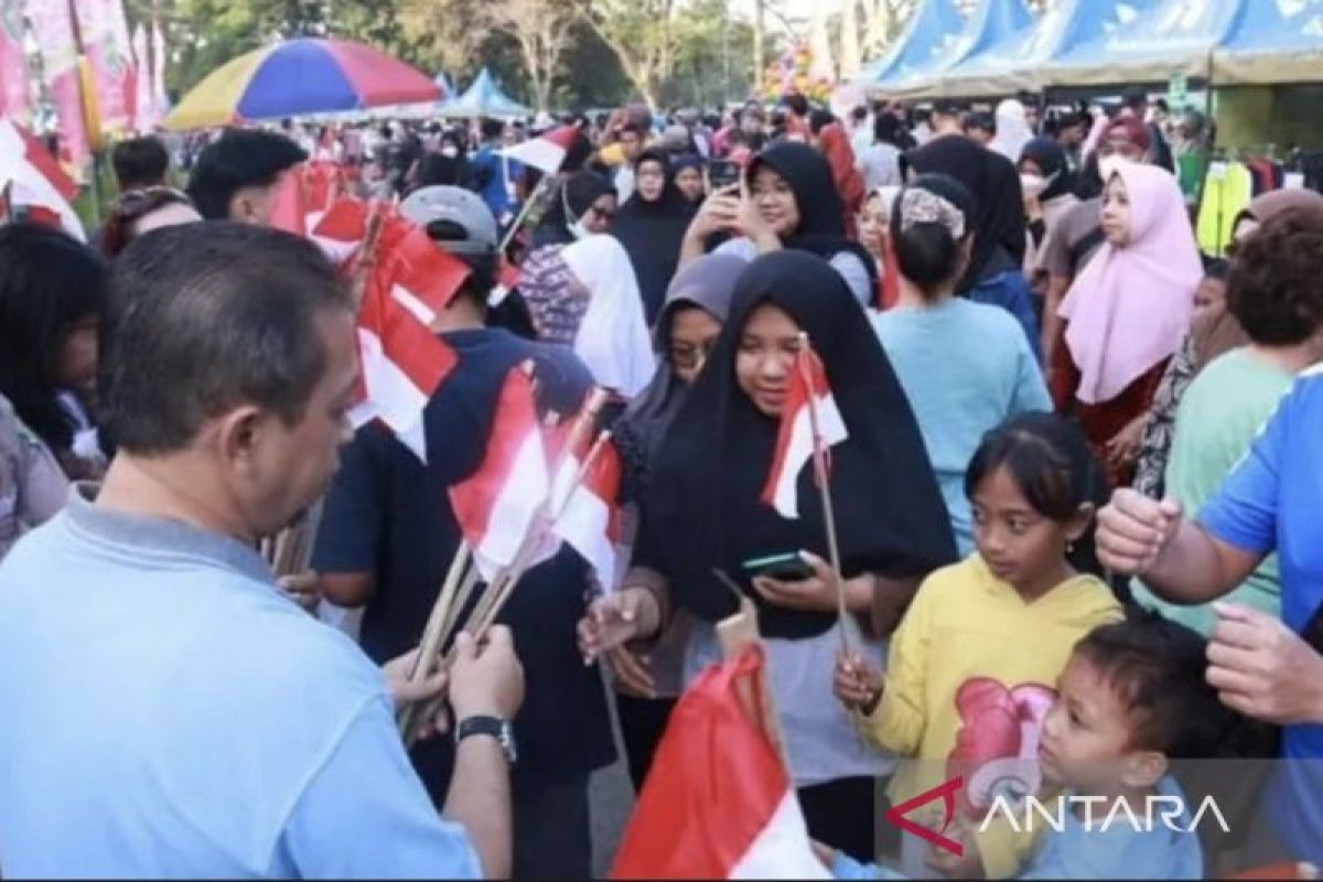 Pemprov Kaltim bagikan 1.200 bendera merah putih kepada masyarakat