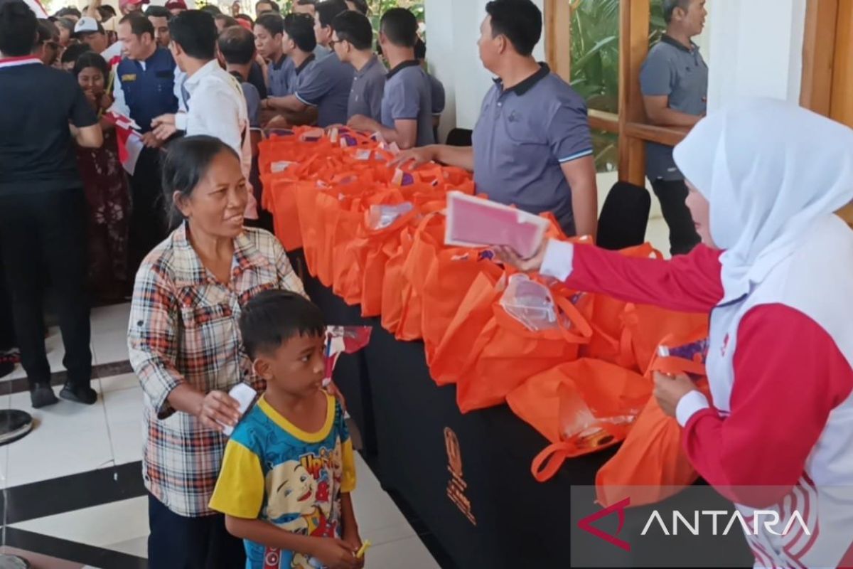 Gubernur Khofifah bagikan 1.000 bendera dan paket sembako di Surabaya