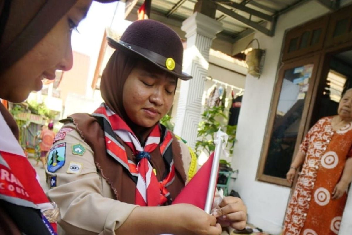 Pramuka Kota Madiun bagikan ratusan bendera Merah Putih untuk warga