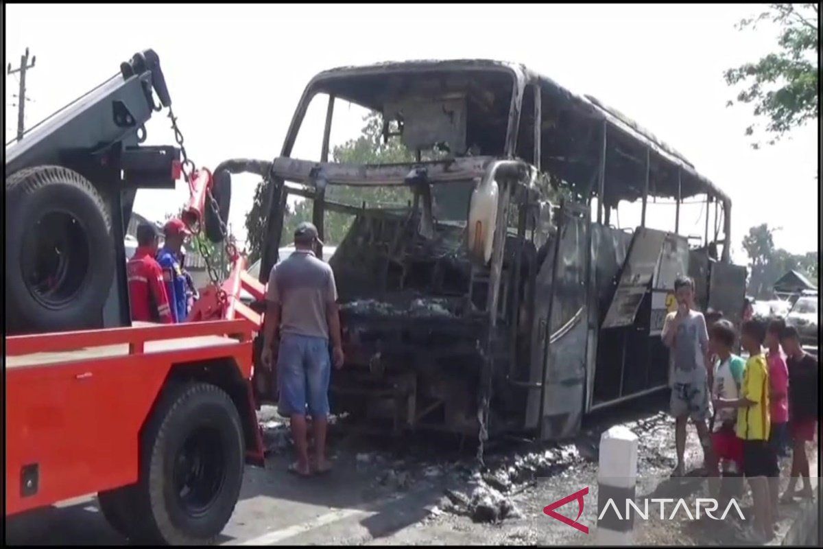 Bus Pariwisata terbakar, 46 penumpang selamat
