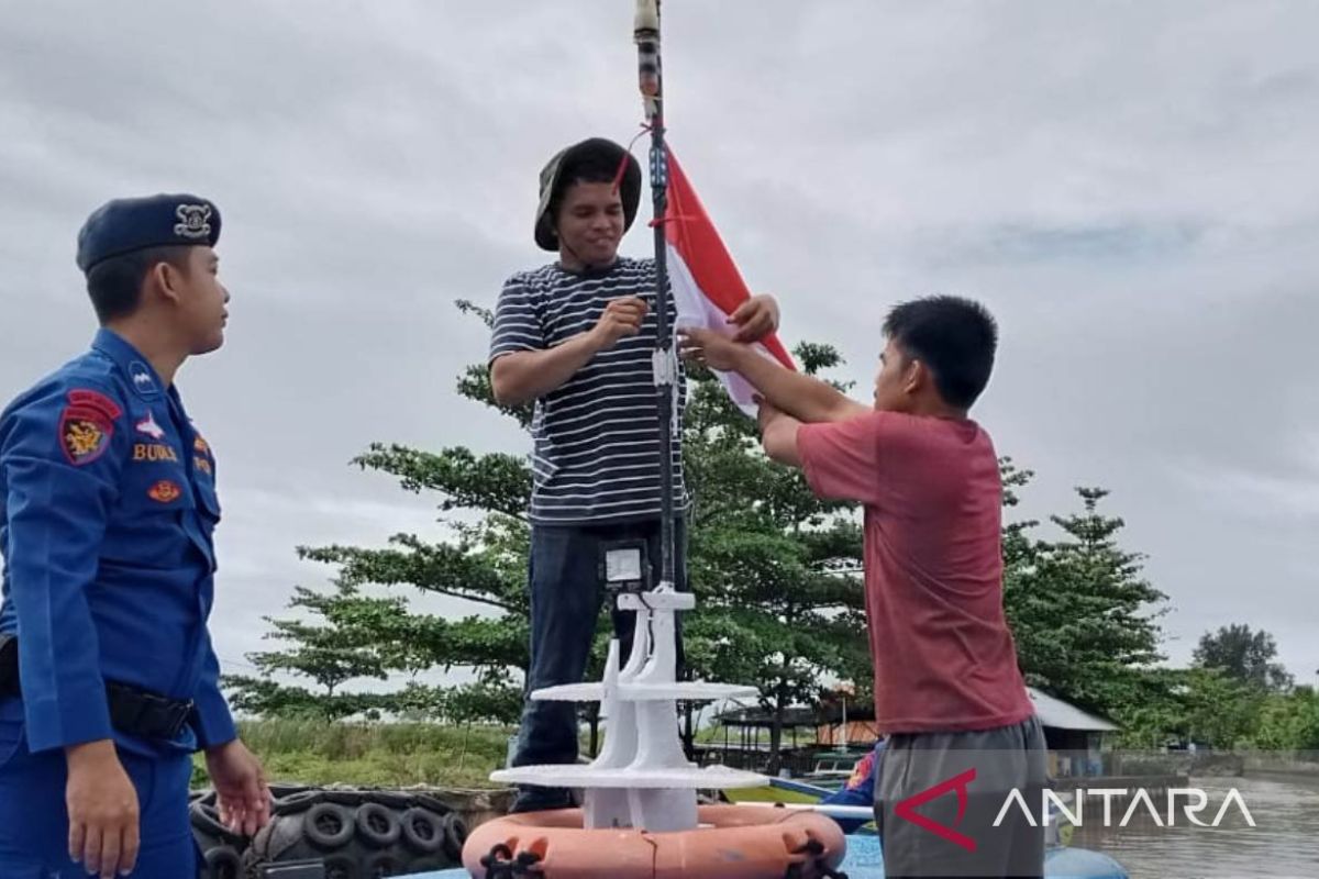 Polres Aceh Barat bagikan bendera merah putih jelang HUT Kemerdekaan