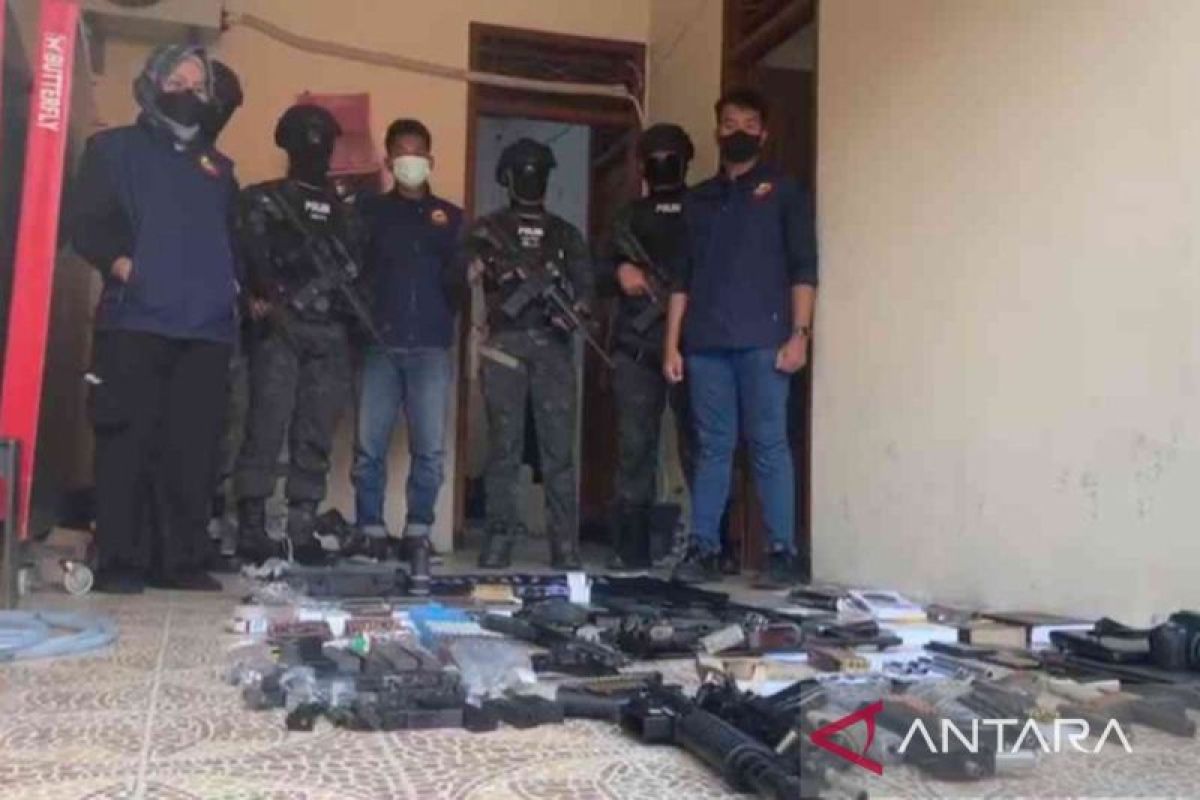 Densus 88 geledah rumah terduga teroris di Bekasi, sita senjata api