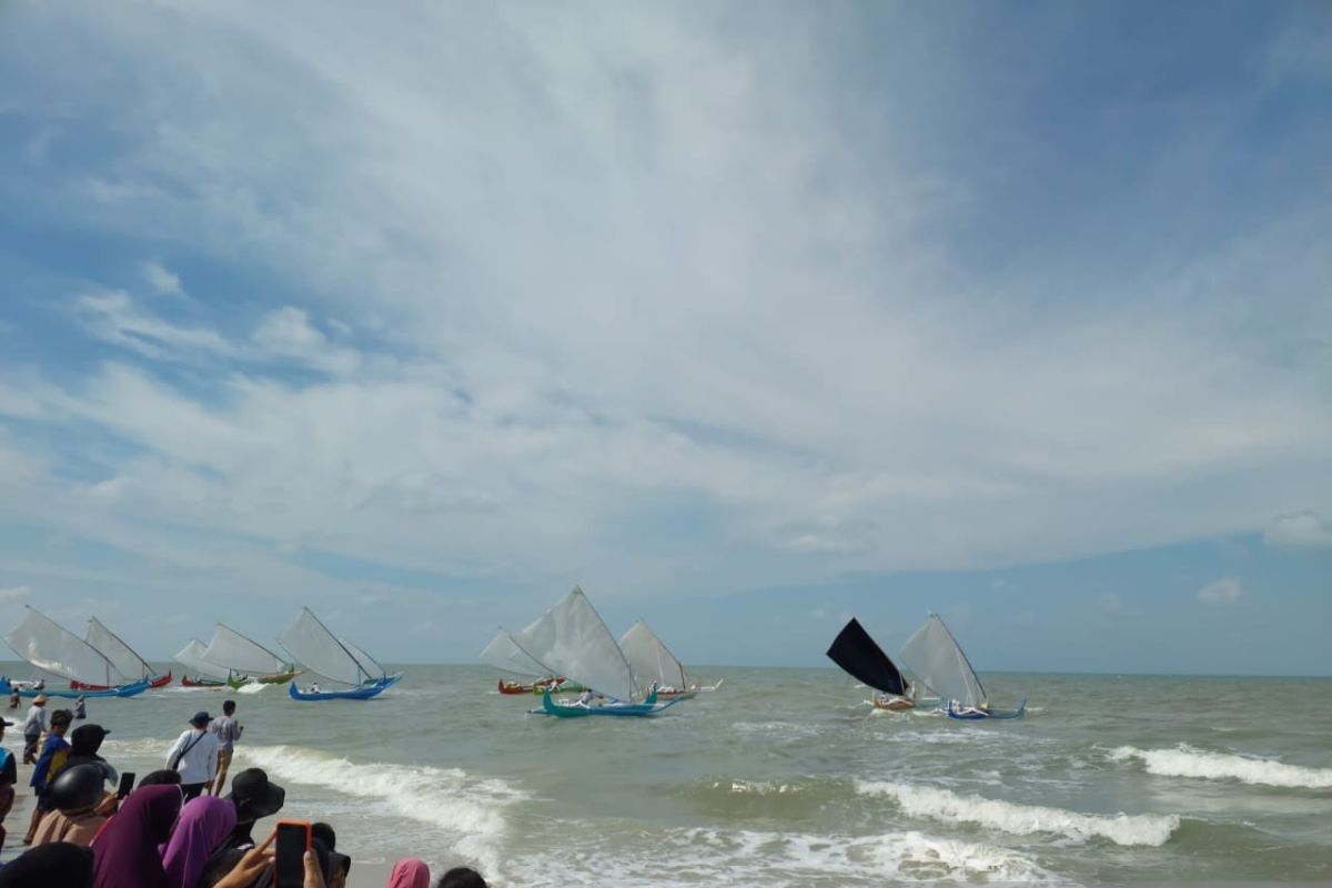 PT Timah dukung kemajuan pariwisata pantai Serdang melalui festival kater berlayar
