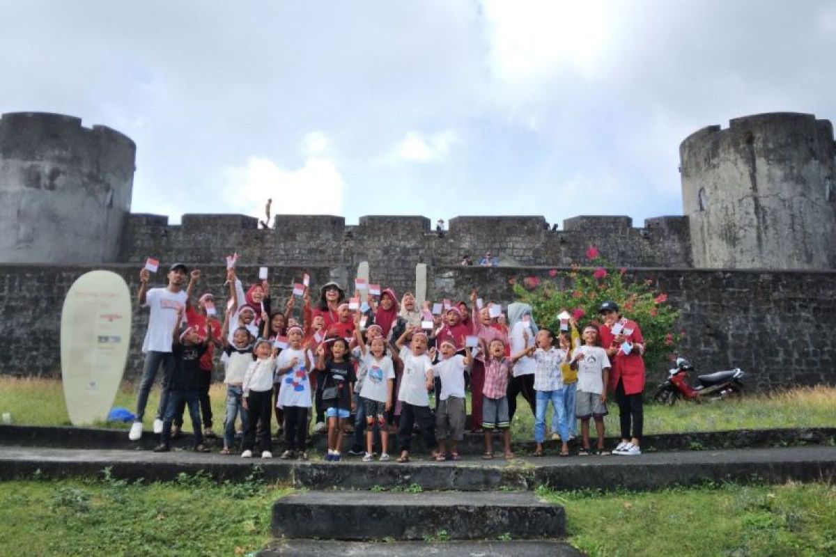 Komunitas MCC lakukan tur edukasi bagi anak-anak ke situs sejarah Banda Neira