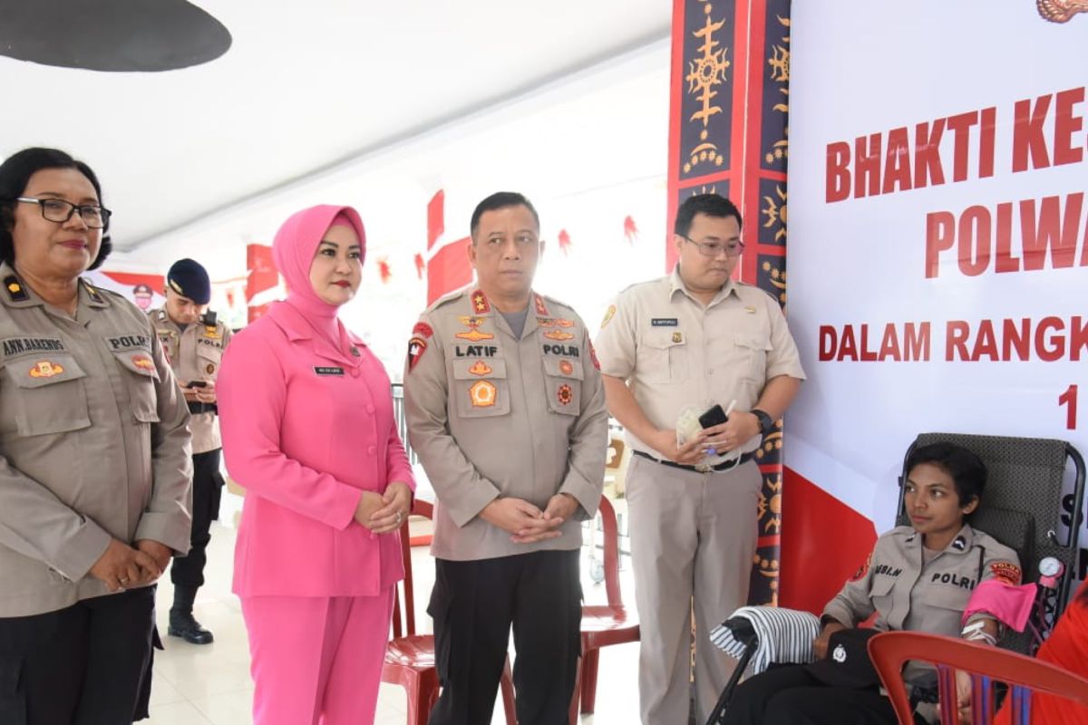 Polwan Polda Maluku donor 40 kantong darah