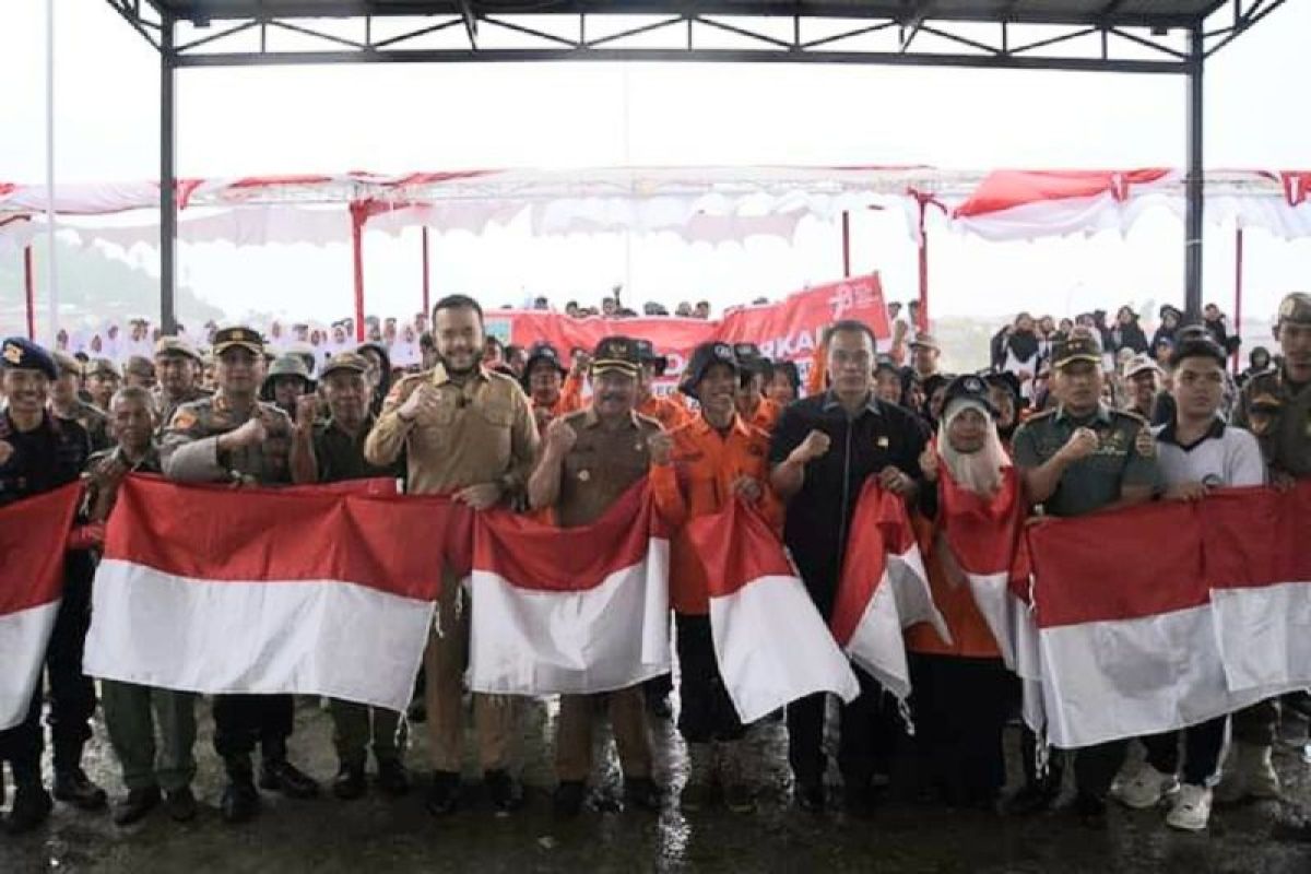Meriahkan HUT RI, Pemkot Padang Panjang Launching Gerakan Nasional Pembagian 10 Juta Bendera Merah Putih