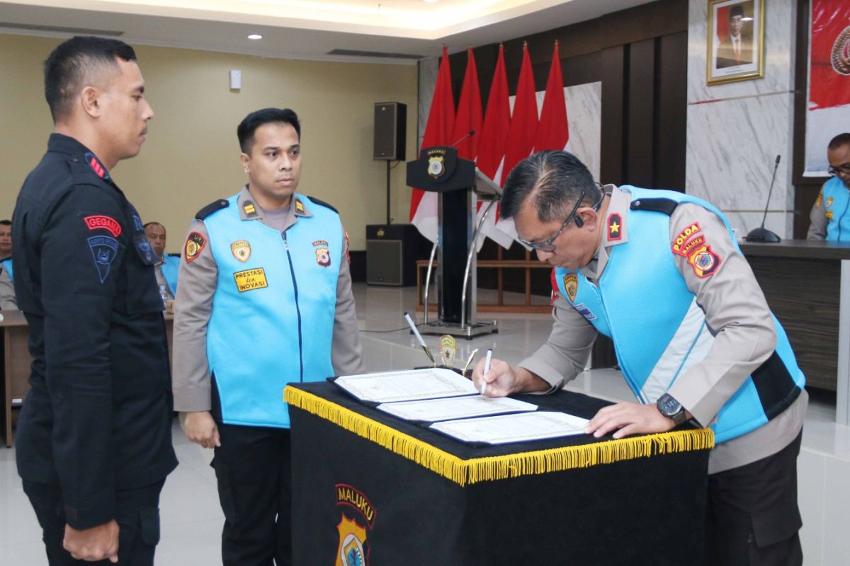 Wakapolda Maluku menandatangani Pakta Integritas seleksi PAG dan SPB