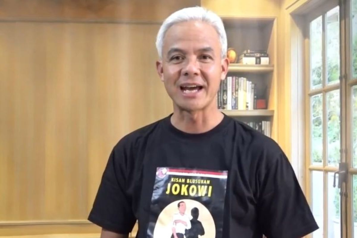 Ganjar pakai baju bergambar jokowi menanggapi Golkar-PAN ke Prabowo