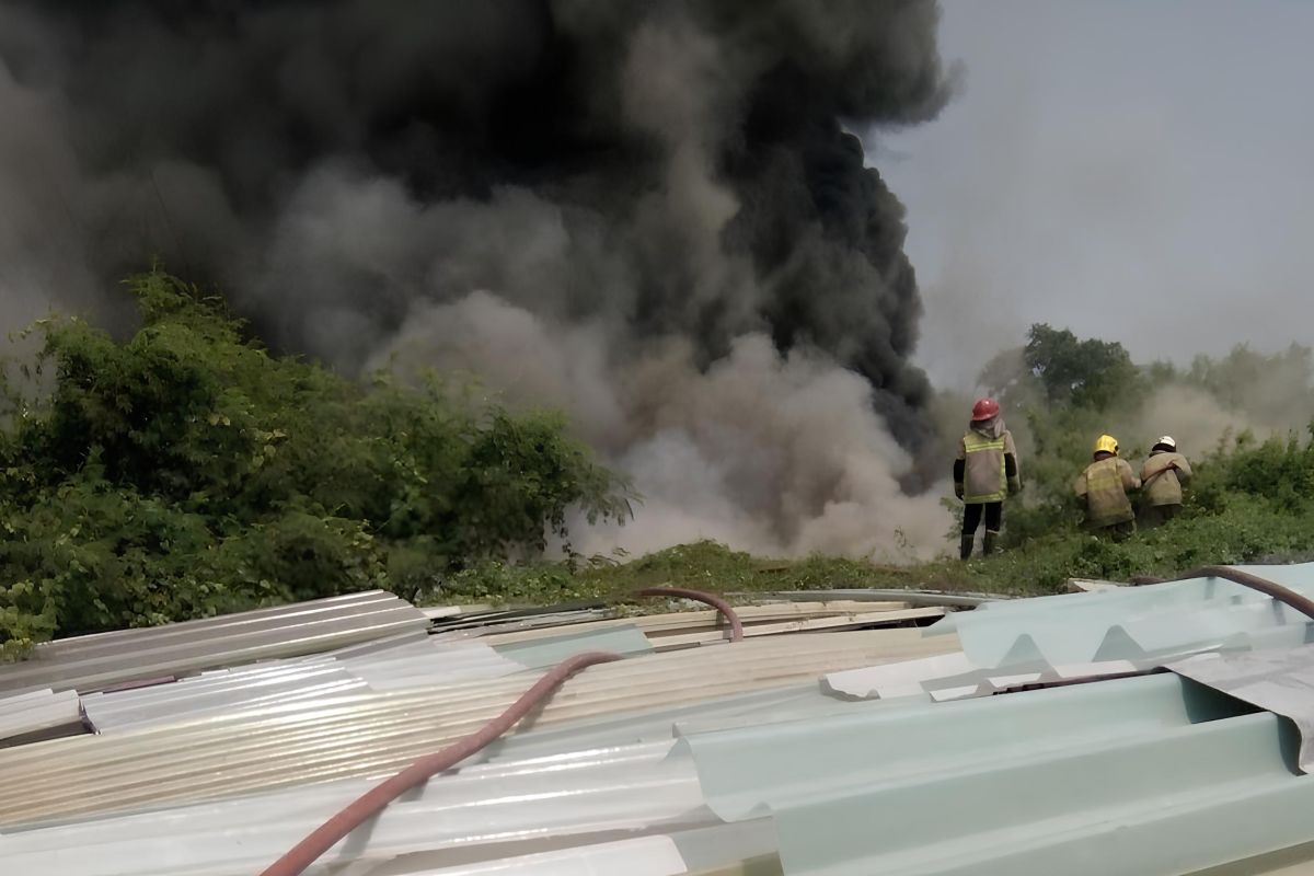 Gudang penyimpanan limbah fiber plastik di Tangerang terbakar