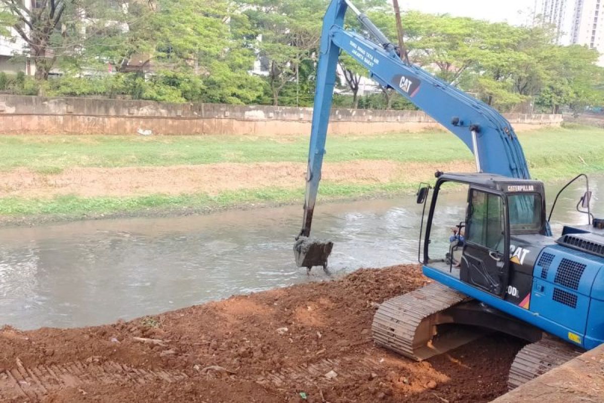 Sudin SDA Jakbar keruk Kali Pesanggrahan cegah meluap saat hujan