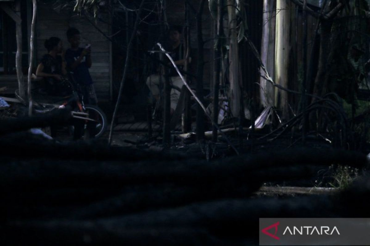 Satu keluarga tinggalkan rumah akibat kepungan asap Karhutla di Banjarbaru