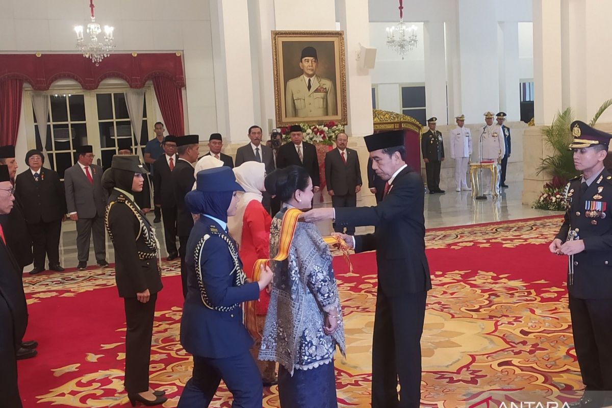 Presiden anugerahkan tanda kehormatan ke Iriana Jokowi dan tokoh lainnya di Istana