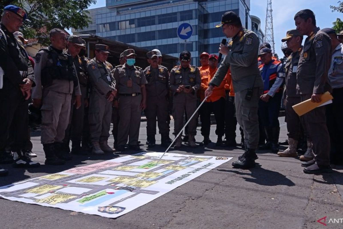 Satpol PP Kota Surabaya tertibkan PKL sekitaran Pasar Keputran