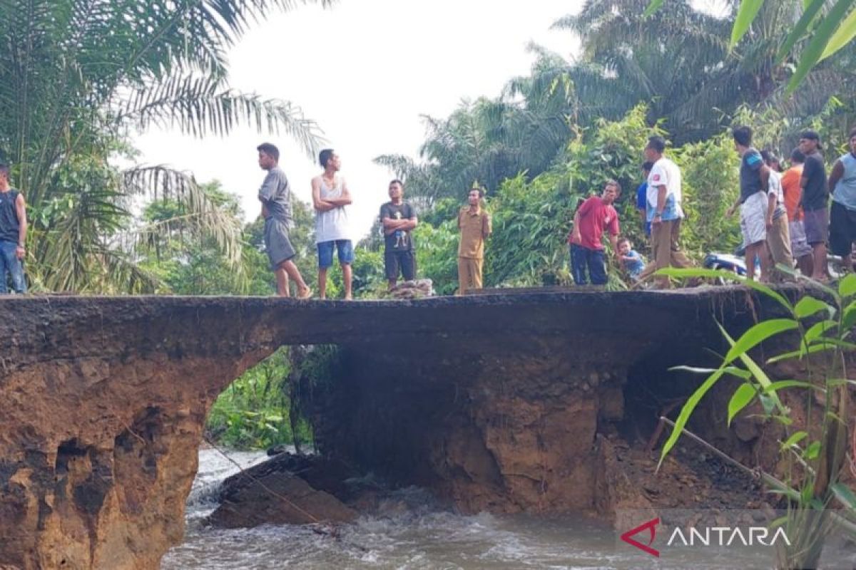 Pemprov Bengkulu segera tangani jalan amblas akibat banjir di Mukomuko