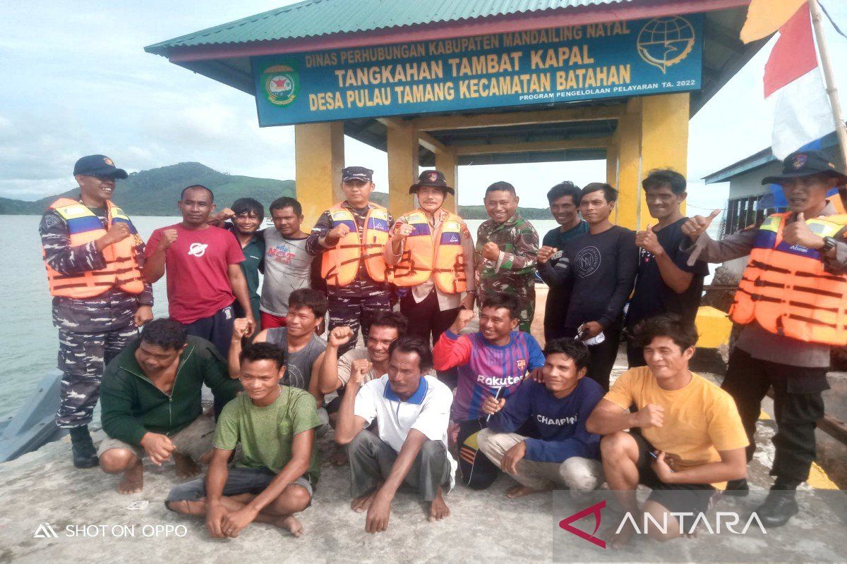 Kapal nelayan Sibolga dihantam badai di laut Batahan, 14 awak sempat terapung berjam-jam