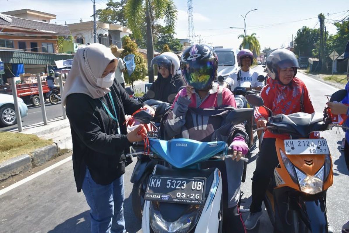 Diskominfo Kapuas Bagikan Bendera Merah Putih Kepada Pengendara ...