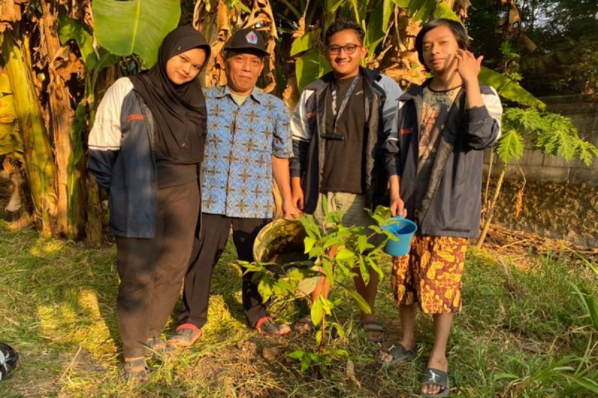 Mahasiswa ikut hijaukan desa dengan Program Menanam