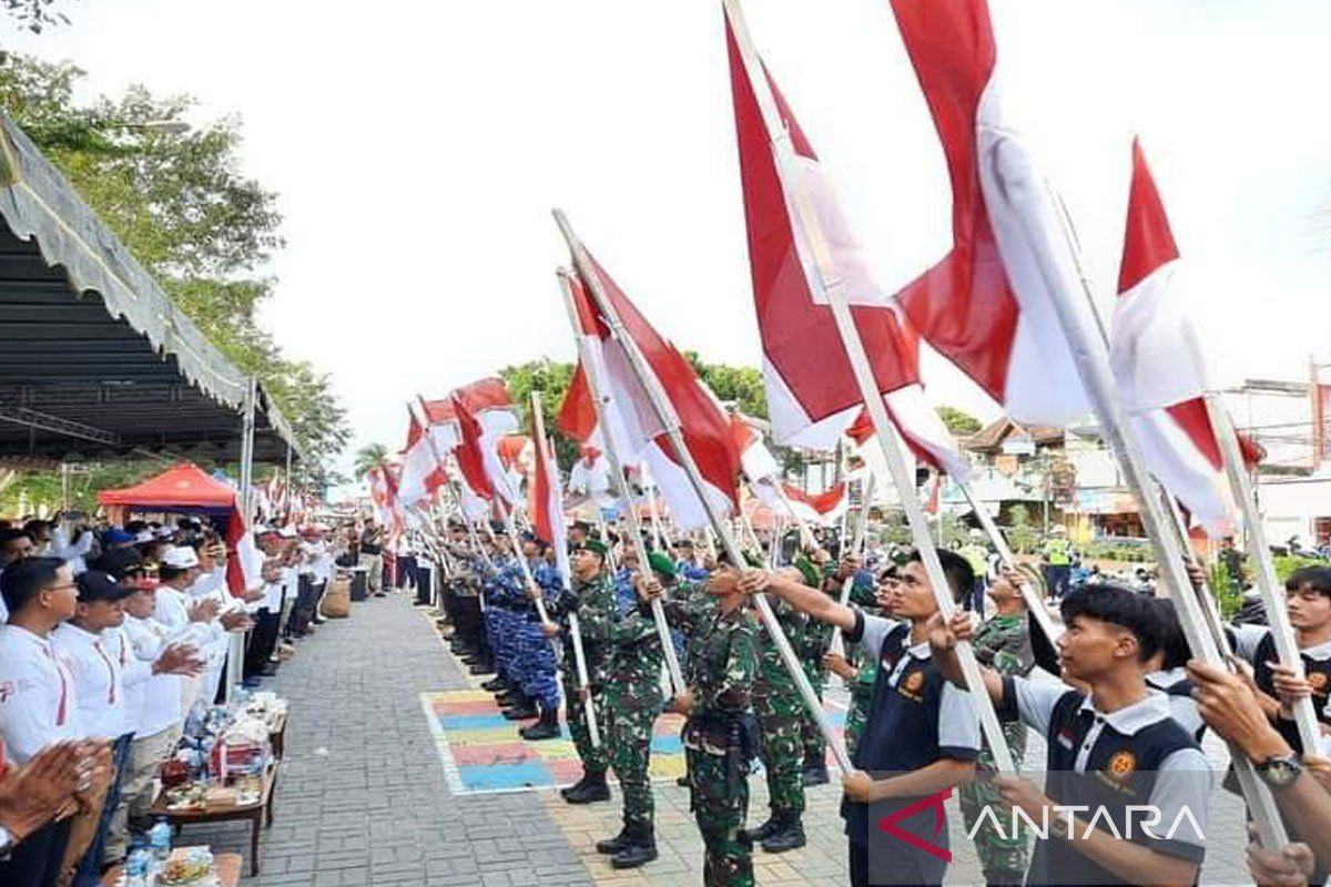Pemkab Kobar turut berpartisipasi membagi 10 juta bendera Merah Putih