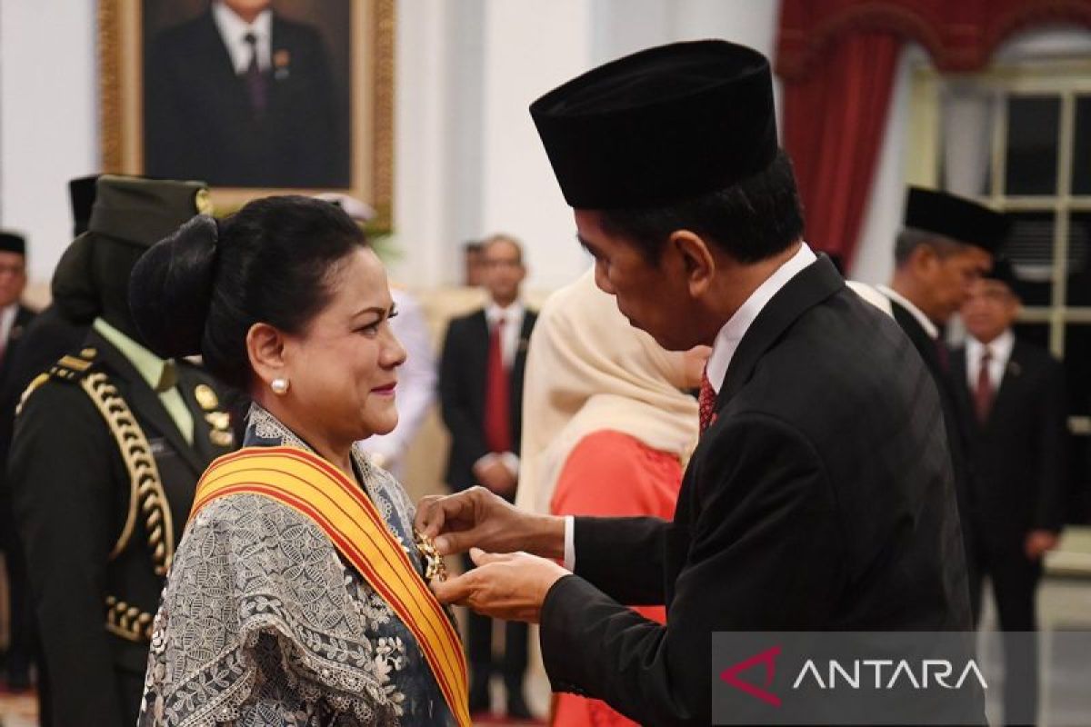 Presiden anugerahkan tanda kehormatan ke Iriana Jokowi dan tokoh lain