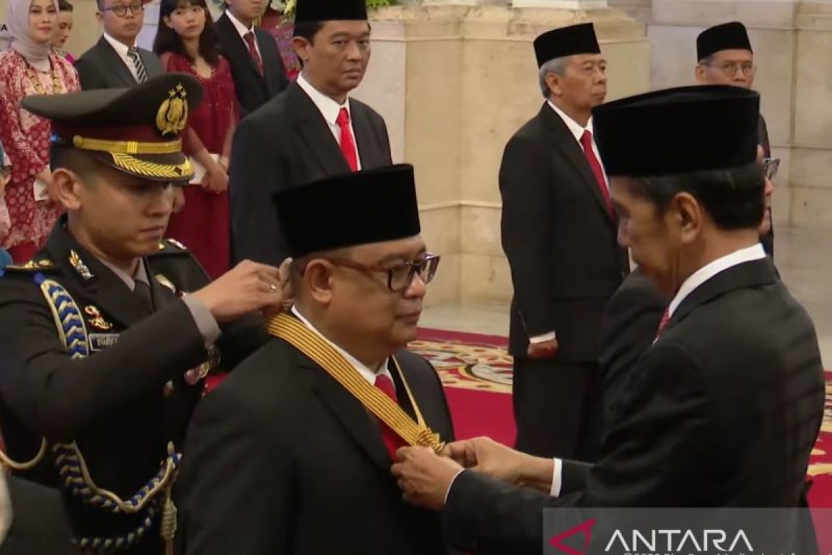Dua Staf Khusus Presiden dianugerahi Bintang Jasa Utama