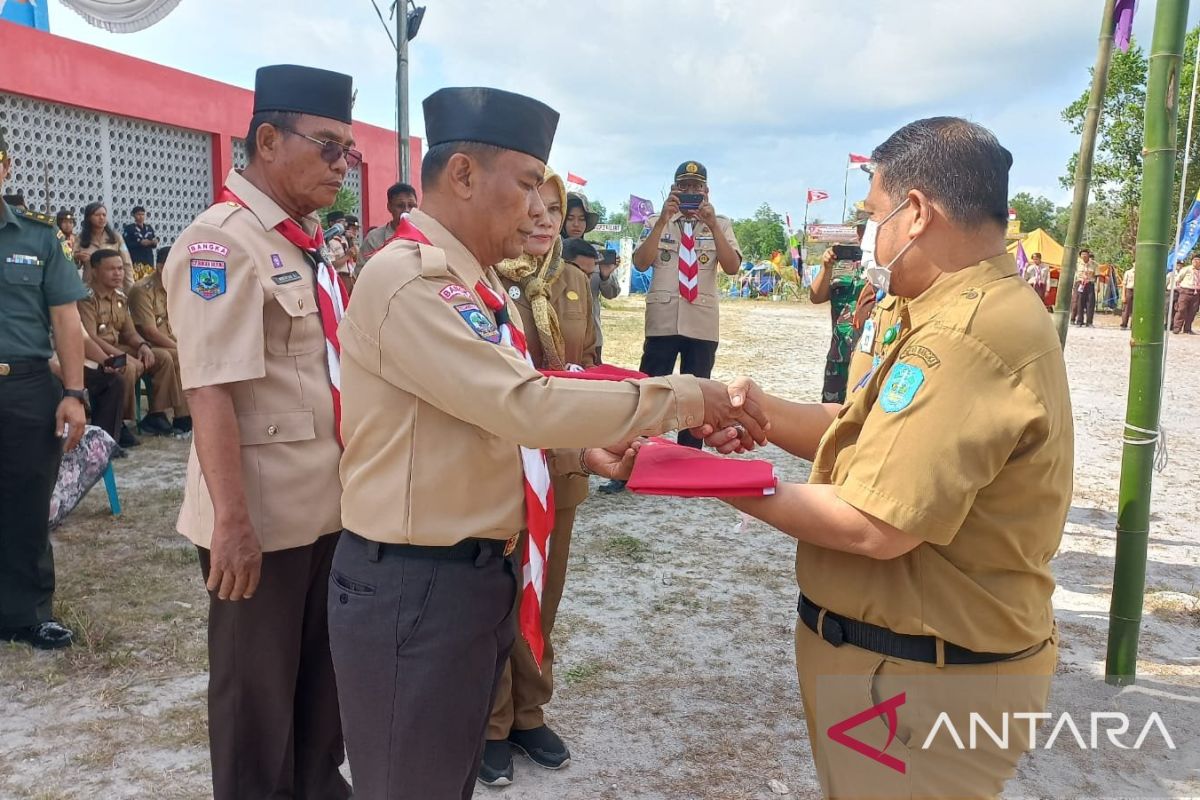 Pemkab Bangka bagikan ratusan lembar bendera merah putih gratis