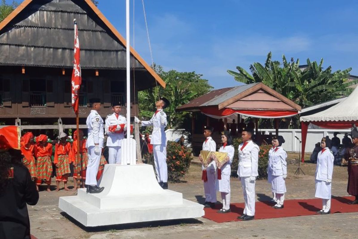 Bendera pusaka merah putih Kerajaan Bajeng Gowa dikibarkan.  