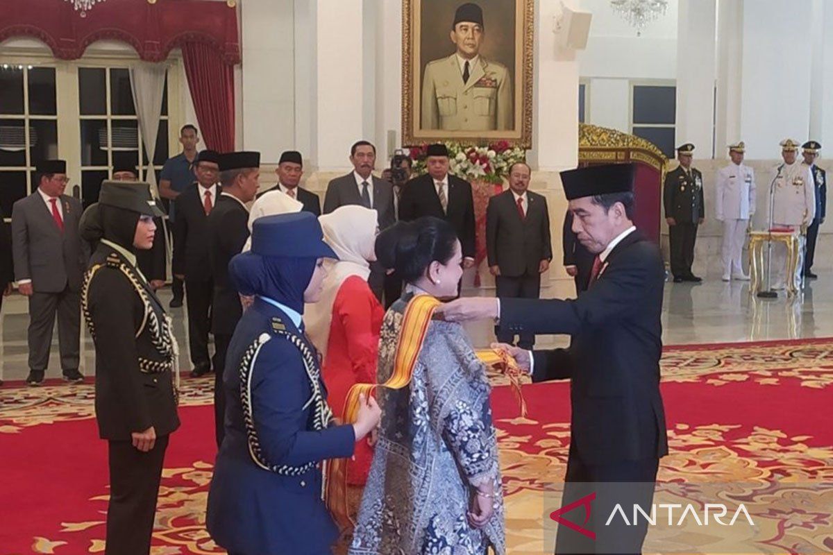 Preside Jokowi anugerahkan tanda kehormatan ke Iriana Jokowi dan tokoh lainnya