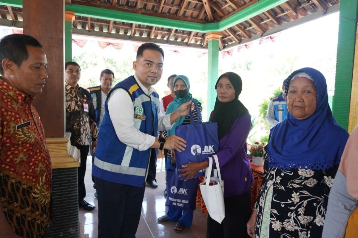 Jasamarga Ngawi Kertosono Kediri berikan 1.200 paket sembako ke warga