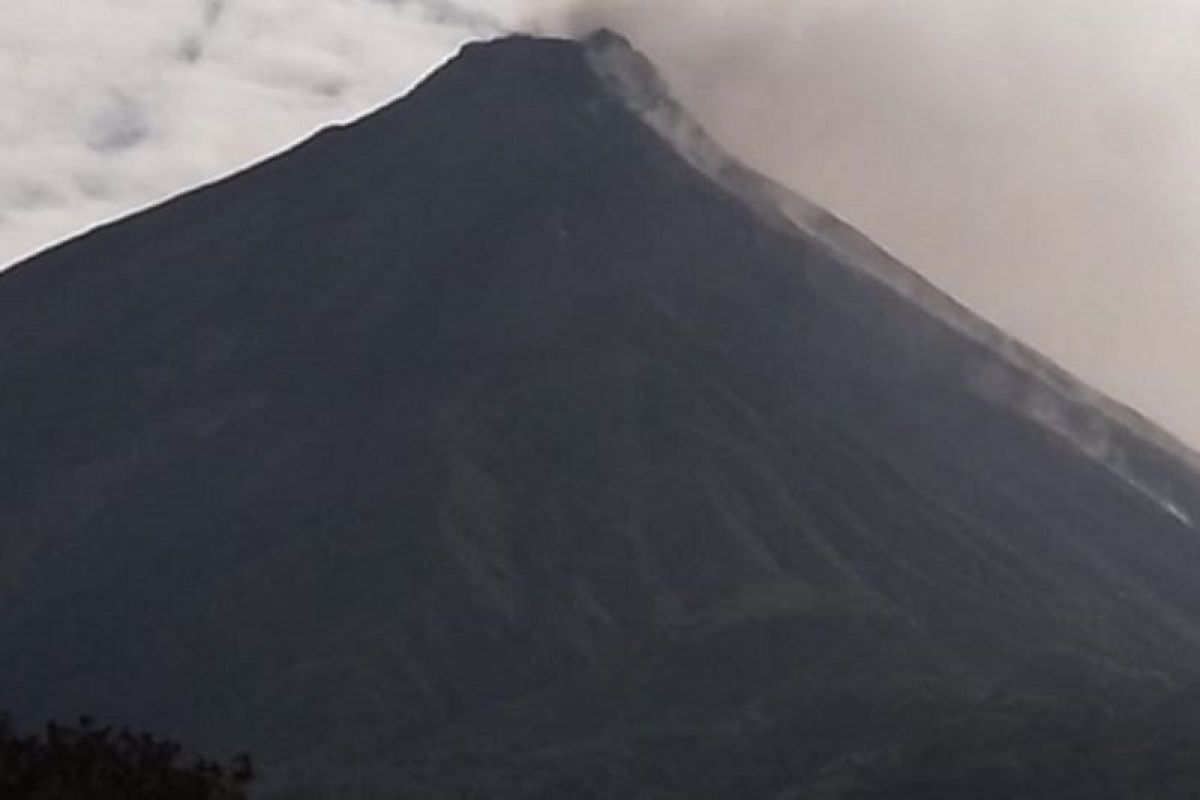 Jarak luncur guguran lava Gunung Karangetang capai 1.750 meter