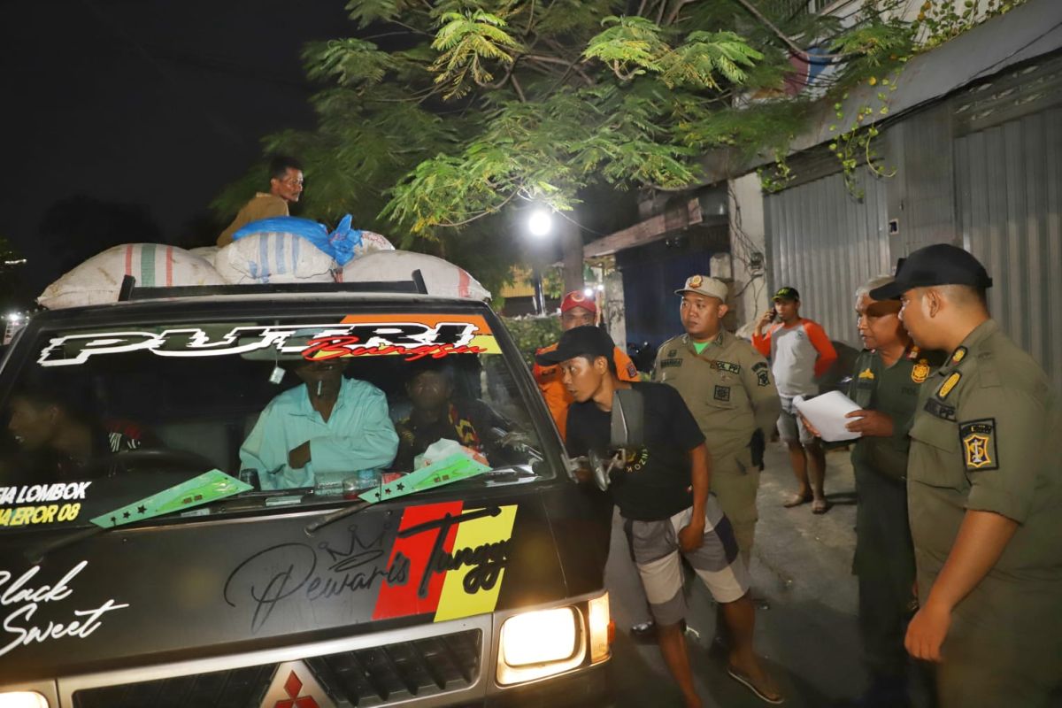 Satpol PP Surabaya halau PKL berjualan di badan jalan Pasar Keputran