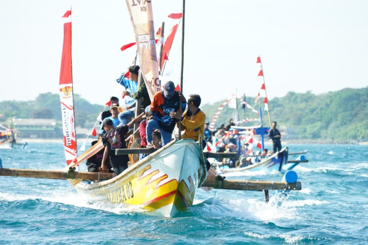 Nelayan Garut gelar Hajat Laut di Pantai Rancabuaya
